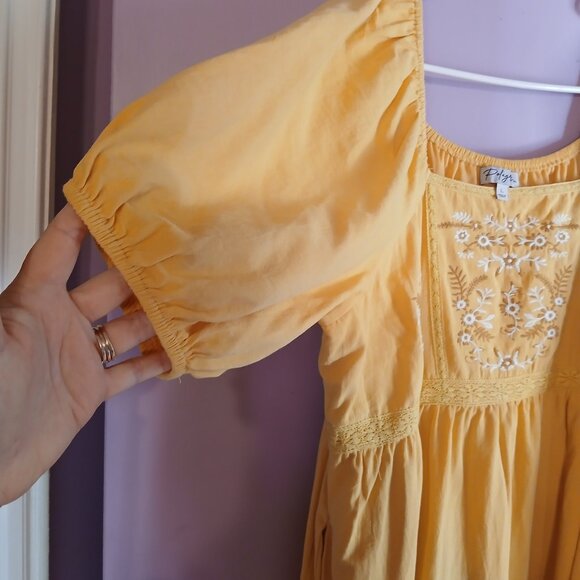 Large yellow embroidered dress - Picture 2 of 11